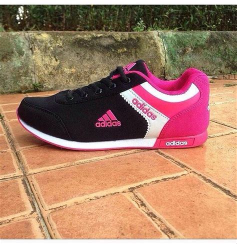 sepatu running adidas wanita.